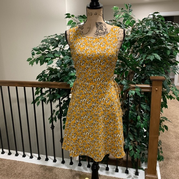 H&M Dresses & Skirts - H & M Sleeveless Flower Print Dress!  Super Cute
